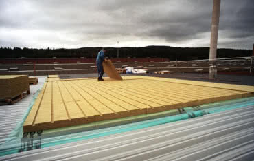 Dwuwarstwowa izolacja dachu płaskiego w systemie wentylowanym razem z PAROC
