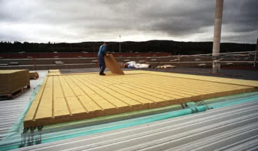 Dwuwarstwowa izolacja dachu płaskiego w systemie wentylowanym razem z PAROC