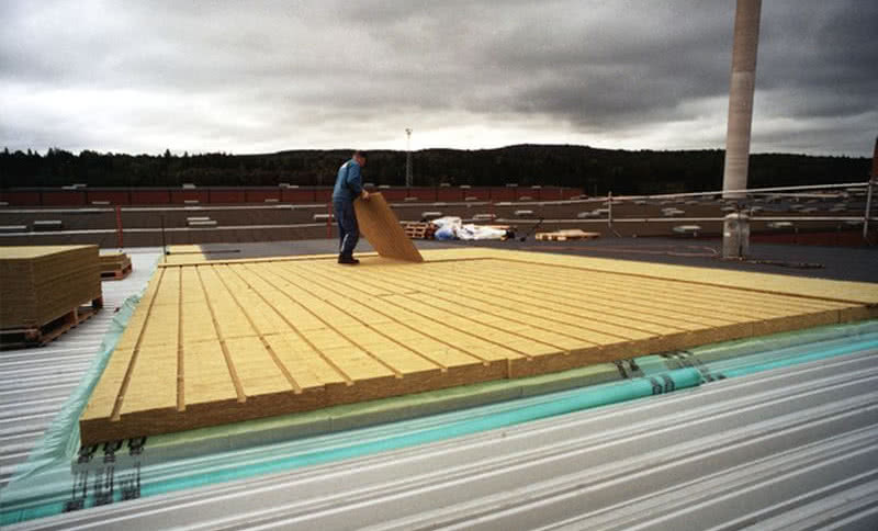 Dwuwarstwowa izolacja dachu płaskiego w systemie wentylowanym razem z PAROC