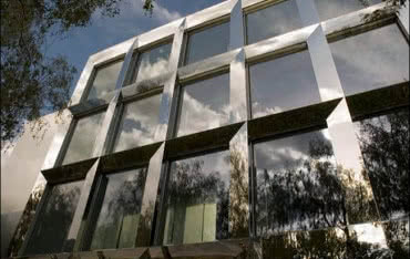 Okienna elewacja Reynaers w budynku szkoły w Visp