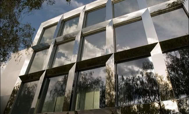 Okienna elewacja Reynaers w budynku szkoły w Visp