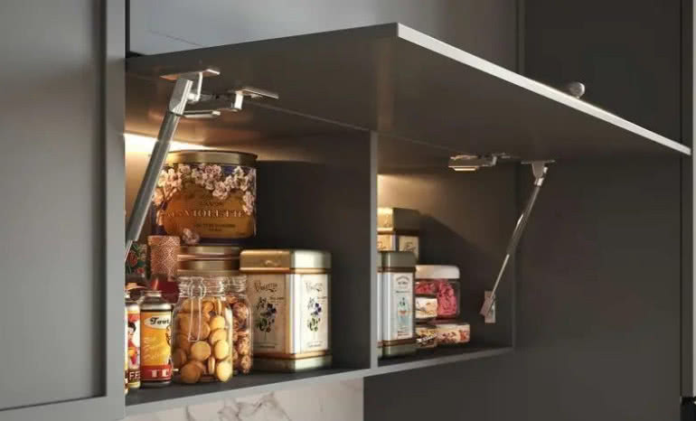 Gładkie otwieranie szafek? Wybierz odpowiedni podnośnik gazowy