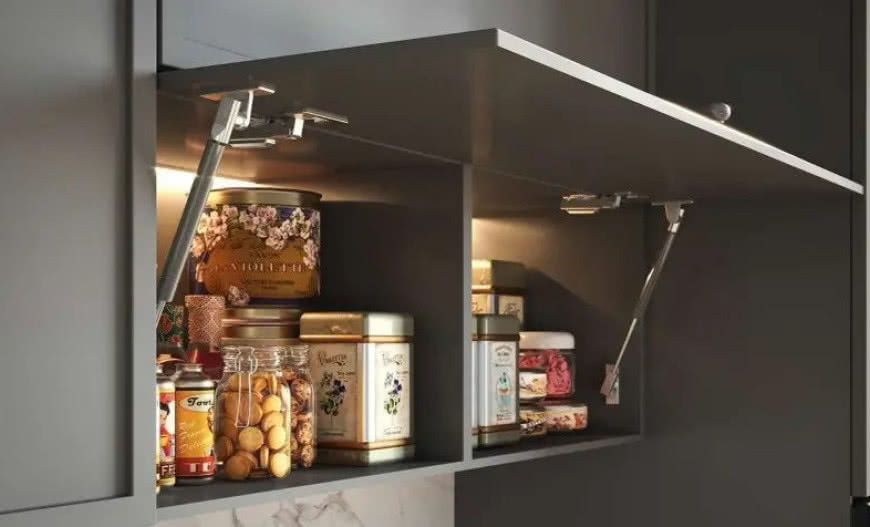 Gładkie otwieranie szafek? Wybierz odpowiedni podnośnik gazowy