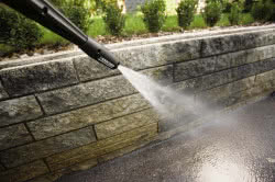 Spłukiwanie wysokim ciśnieniem wody każdej powierzchni czyszczonej z użyciem środków czyszczących