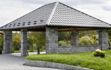 Elementy betonowe – jak wykorzystać w ogrodzie?