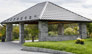 Elementy betonowe – jak wykorzystać w ogrodzie?