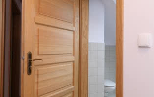 Jak wybrać odpowiednie drzwi do łazienki?