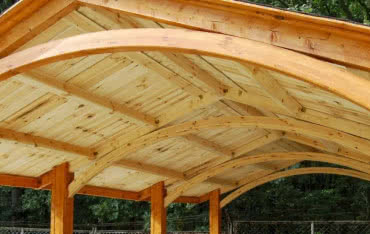 Wiata drewniana - ile kosztuje? Poznaj zalety i oszczędności!