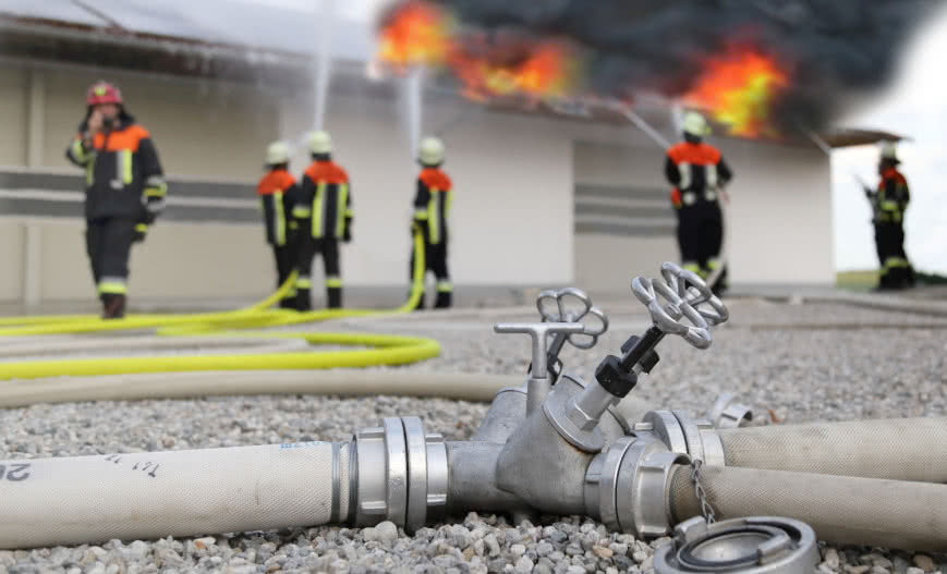 Panele fotowoltaiczne a pożary: pierwsze w Polsce pełnoskalowe testy