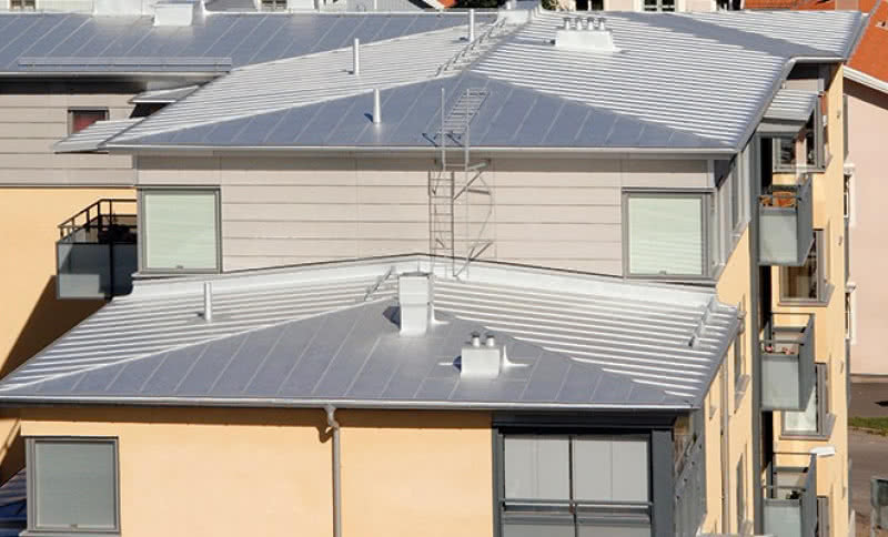 Pokrycie z blachy na dachu płaskim