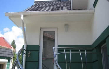 Jak obliczyć ilość rynien i rur spustowych potrzebnych do odwodnienia dachu?