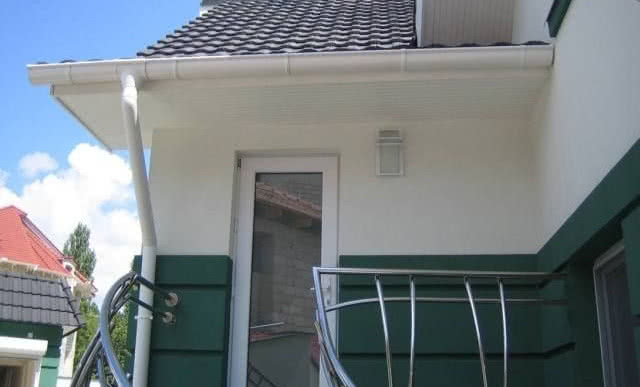 Jak obliczyć ilość rynien i rur spustowych potrzebnych do odwodnienia dachu?