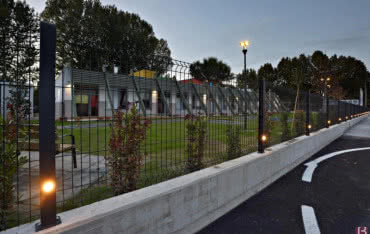 Włoska szkoła oświetlana przez słupy B-Lux