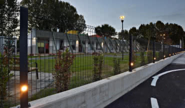 Włoska szkoła oświetlana przez słupy B-Lux