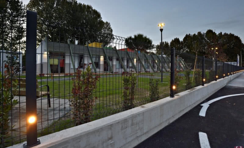 Włoska szkoła oświetlana przez słupy B-Lux