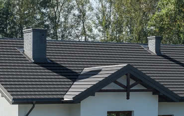 Poradnik montażu blachodachówki modułowej – obróbki pasa nadrynnowego, montaż wiatrownic i obróbek szczytowych