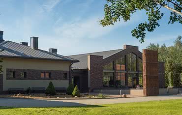 Jak zamontować panele dachowe na rąbek stojący?