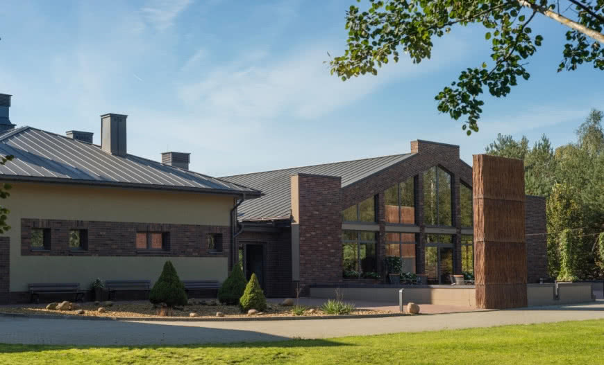 Jak zamontować panele dachowe na rąbek stojący?