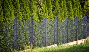 Podmurówka pod ogrodzeniem: kiedy jest niezbędna?