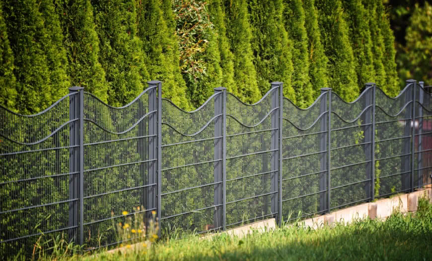 Podmurówka pod ogrodzeniem: kiedy jest niezbędna?