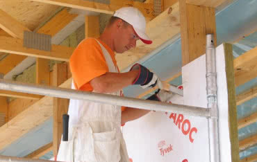 Ocieplanie fasady wentylowanej - drewnianej ściany szkieletowej  - produktami Paroc