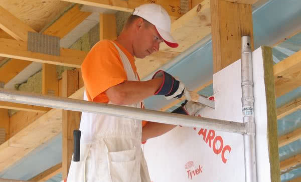 Ocieplanie fasady wentylowanej - drewnianej ściany szkieletowej  - produktami Paroc