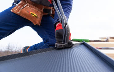 Praca na dachu. Jak chronić ręce przed skaleczeniami?