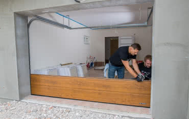 Otwór pod bramę garażową – od projektu do montażu bez niespodzianek