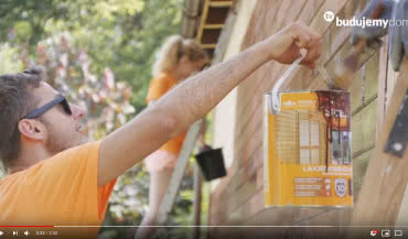 Odnawianie drewnianej elewacji. Let's colour w Fundacji Smolenia