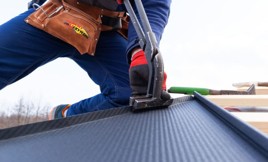 Praca na dachu. Jak chronić ręce przed skaleczeniami?