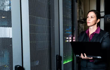 Zabezpieczenie serwerowni – drzwi przeciwpożarowe i antywłamaniowe