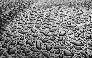 Podciąganie kapilarne na dachu stalowym – jak zatrzymać przecieki?