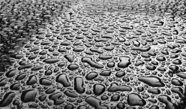 Podciąganie kapilarne na dachu stalowym – jak zatrzymać przecieki?