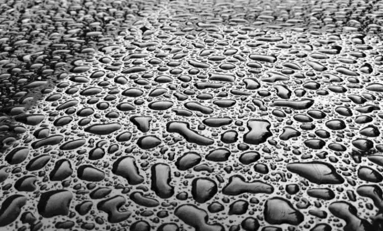 Podciąganie kapilarne na dachu stalowym – jak zatrzymać przecieki?