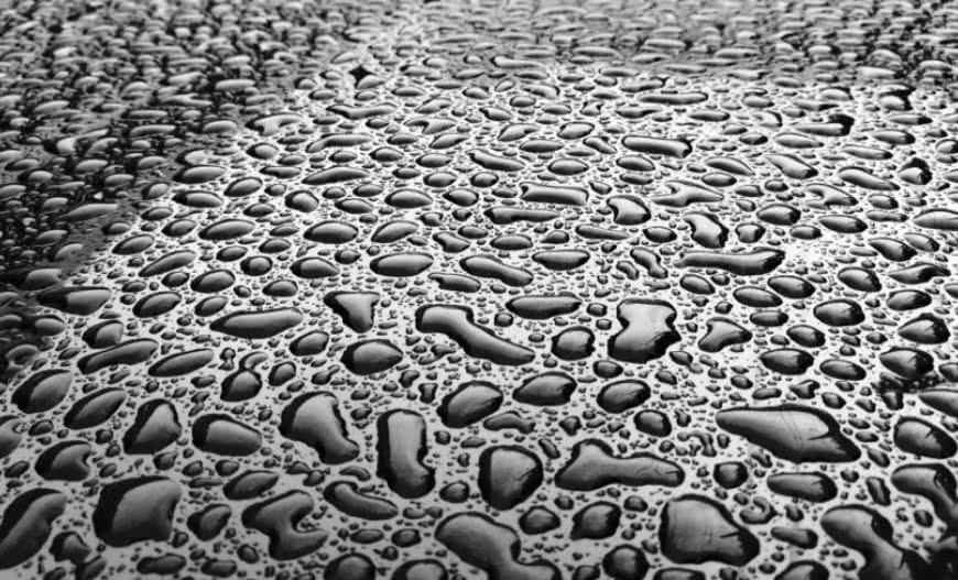 Podciąganie kapilarne na dachu stalowym – jak zatrzymać przecieki?