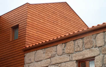 Jak wyremontować elewację w domu drewnianym lub szkieletowym?