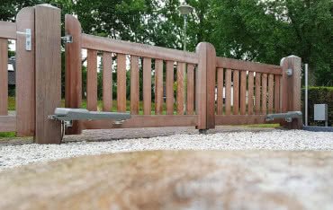 Jak dobrać napęd do bramy skrzydłowej? Poradnik krok po kroku