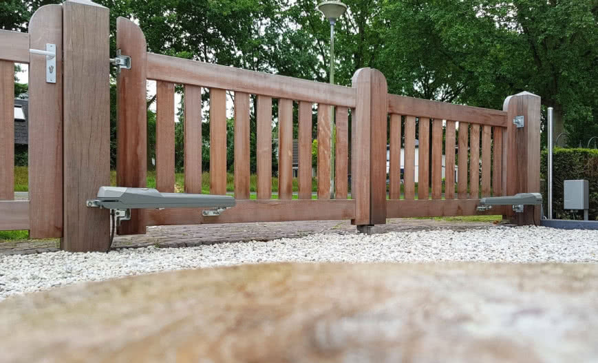 Jak dobrać napęd do bramy skrzydłowej? Poradnik krok po kroku