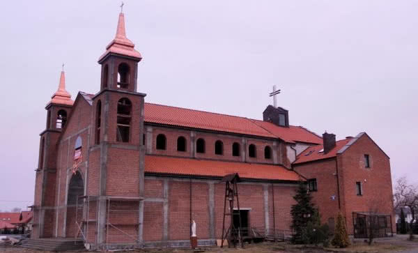 Produkty firm Wienerberger i ModernDach na dachu kościoła w Dawidach Bankowych