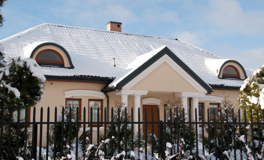 Jak dbać o dach podczas zimy?