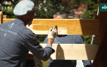 Właściwe malowanie drewna na przykładzie płotu