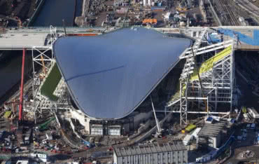 Paraboliczny kształt dachu kompleksu basenów olimpijskich w Londynie