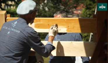 Właściwe malowanie drewna na przykładzie płotu