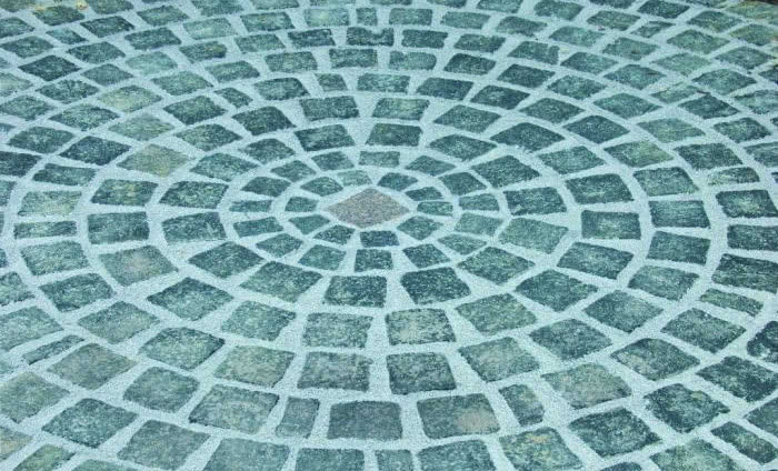 Jak wykonać podbudowę pod kostkę brukową?