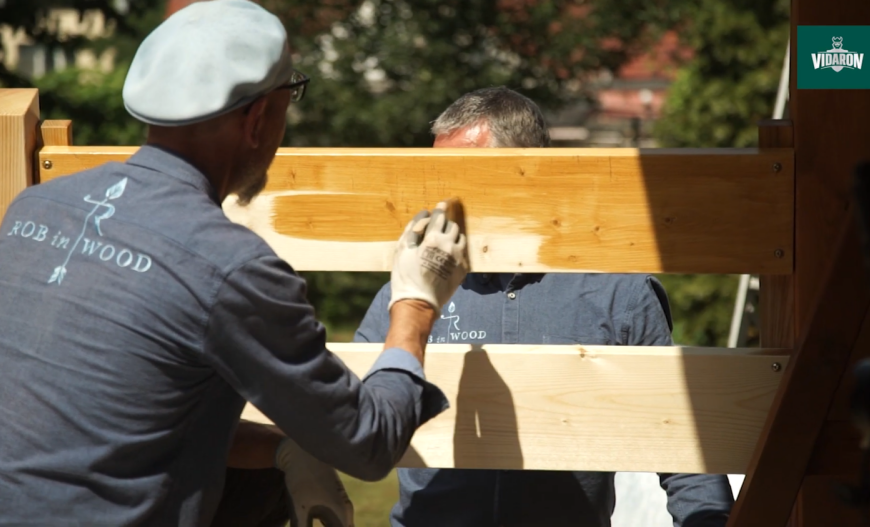 Właściwe malowanie drewna na przykładzie płotu
