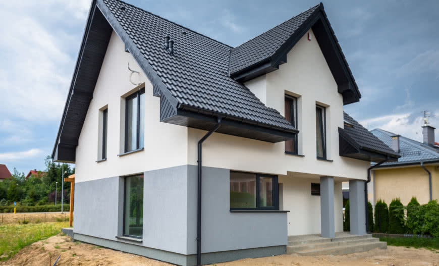 Jak zabezpieczyć elewację przed glonami i pleśnią? Wybierz tynk hydrofilowy!