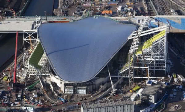 Paraboliczny kształt dachu kompleksu basenów olimpijskich w Londynie