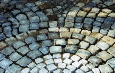 Układanie kostki brukowej metodą drenażową: dobieramy fugi