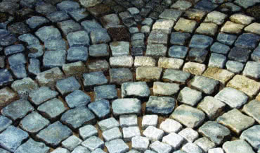 Układanie kostki brukowej metodą drenażową: dobieramy fugi
