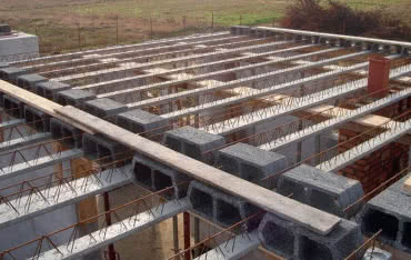 Jak prawidłowo wykonać konstrukcje stropowe?